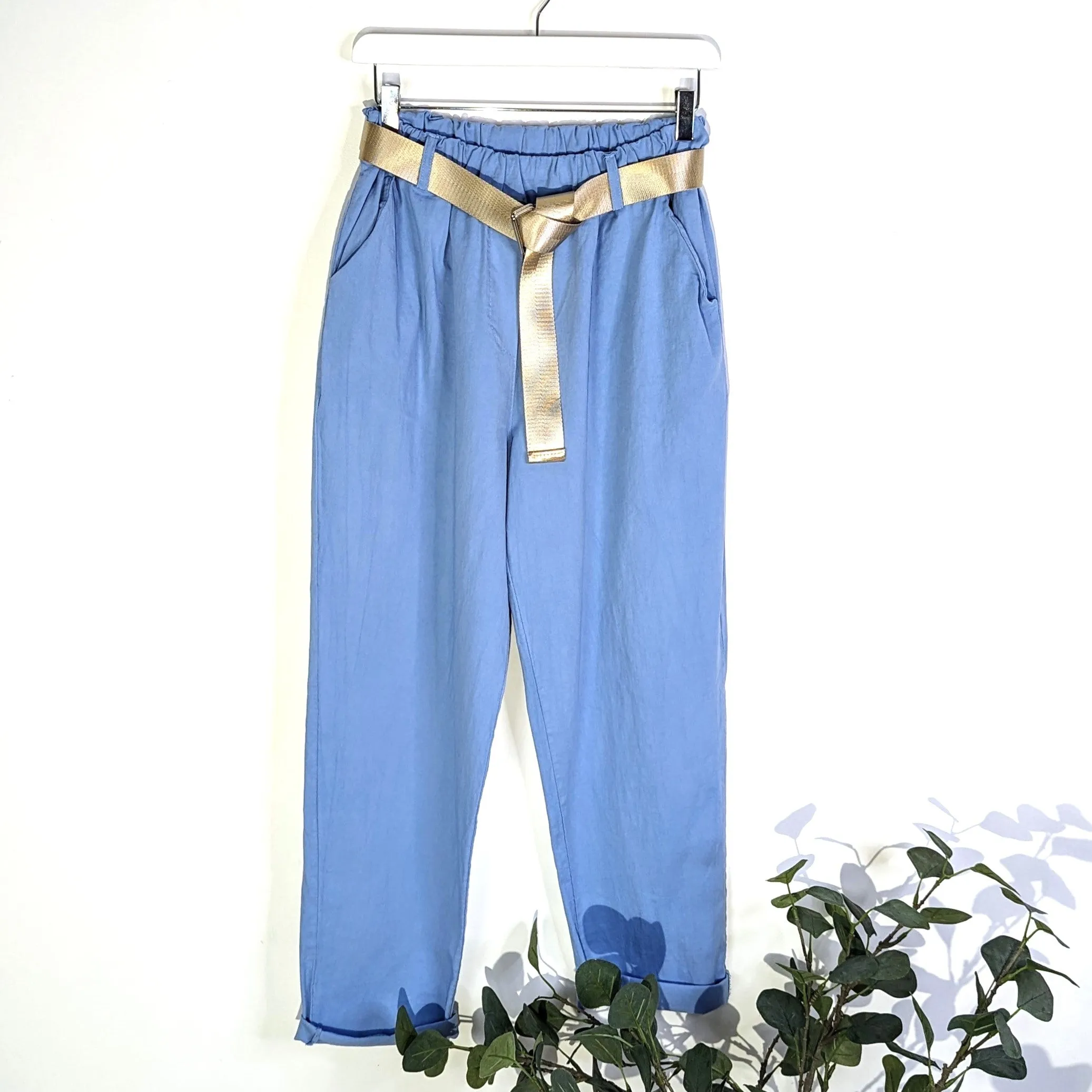Classic trousers with stretchy waist band and golden loop through belt (M)