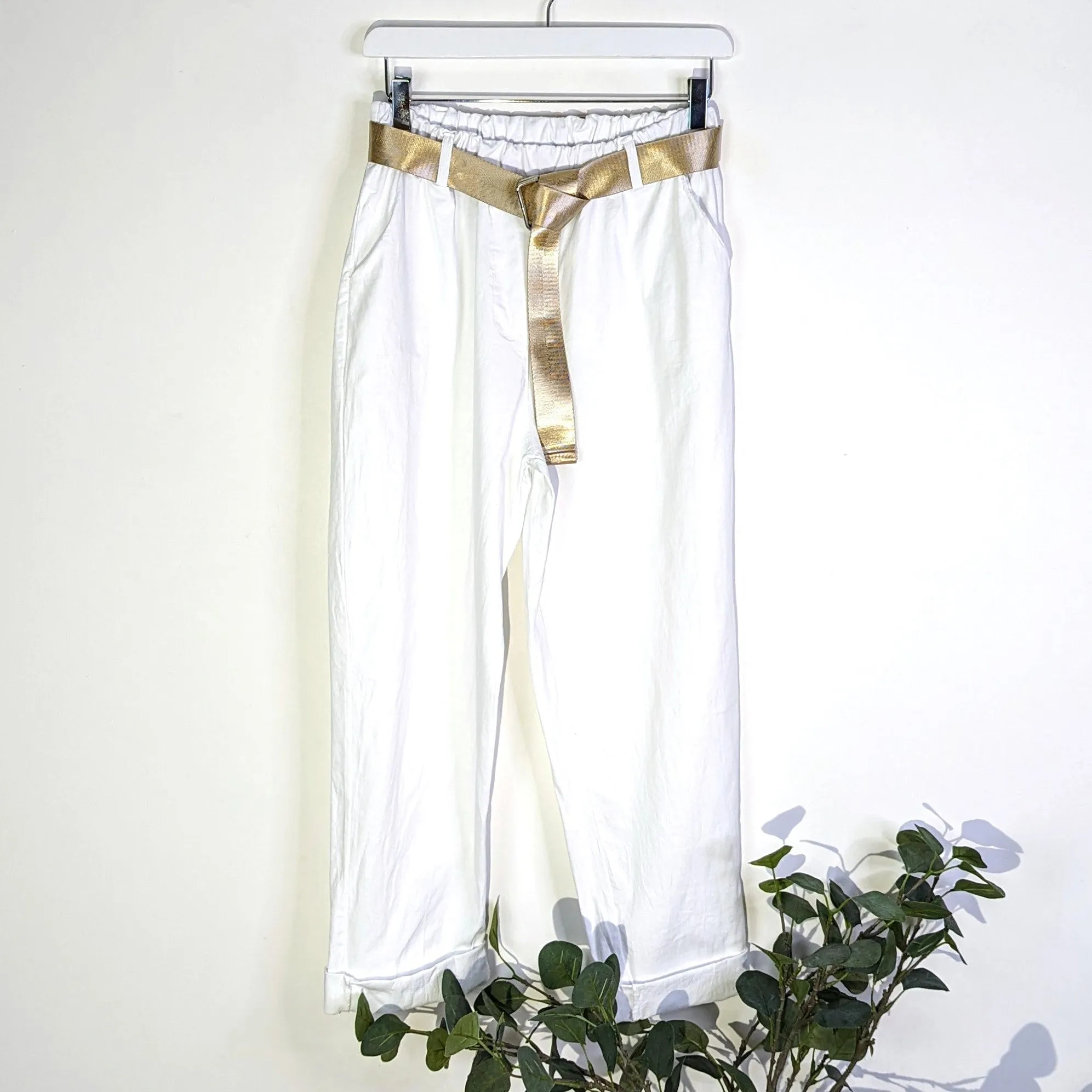 Classic trousers with stretchy waist band and golden loop through belt (M)