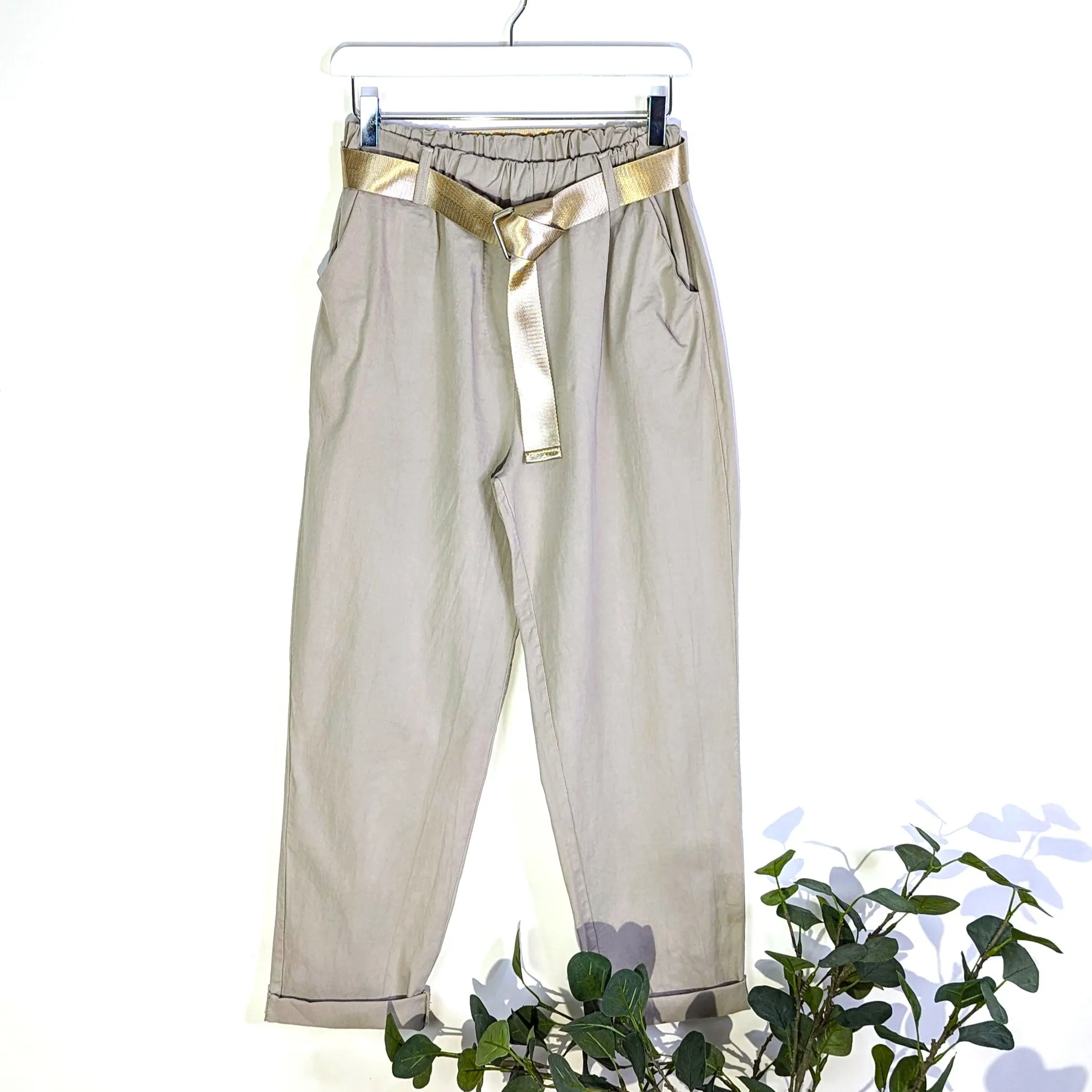 Classic trousers with stretchy waist band and golden loop through belt (M)