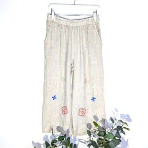 Relaxed style linen trousers with coloured embroidery (M-L)