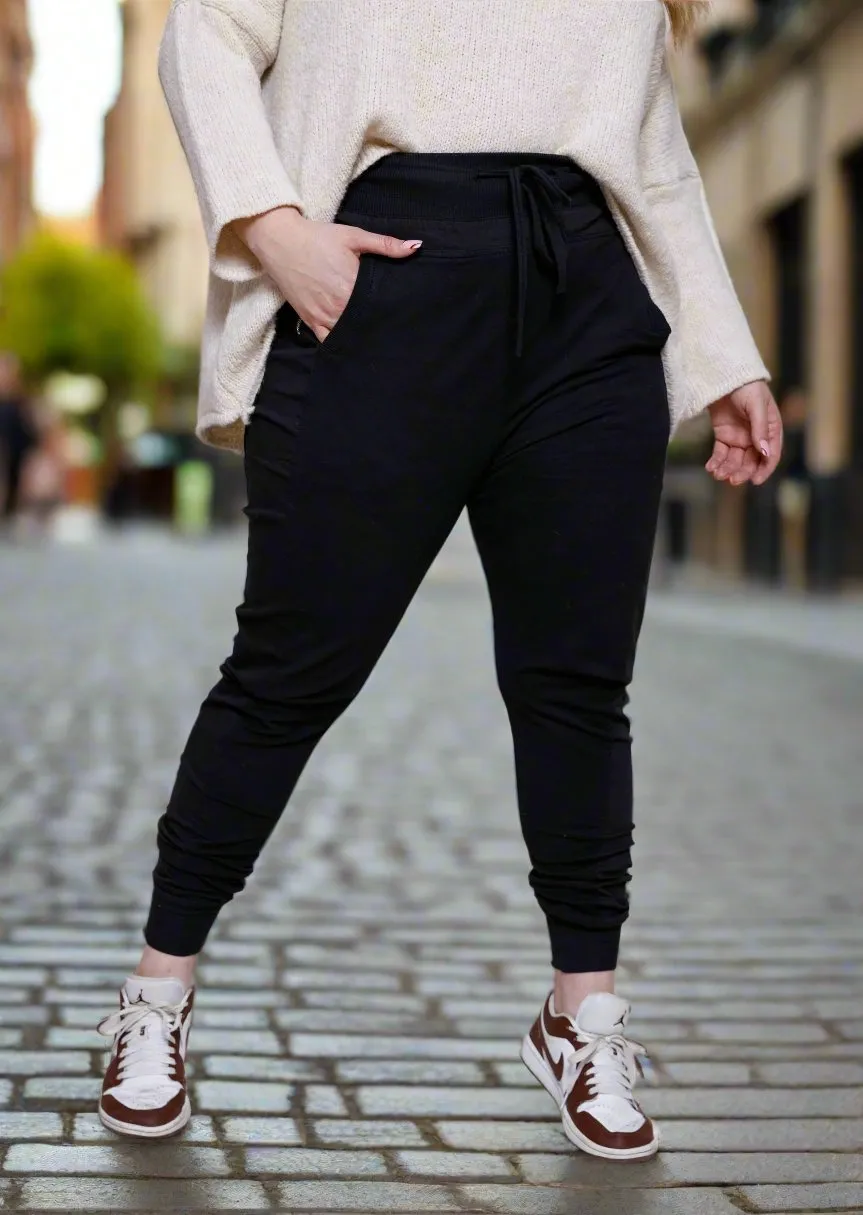 THE ULTIMATE BLACK JOGGERS CURVE