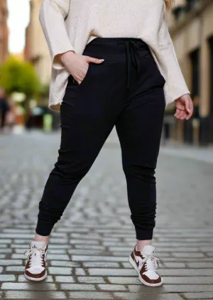 THE ULTIMATE BLACK JOGGERS CURVE