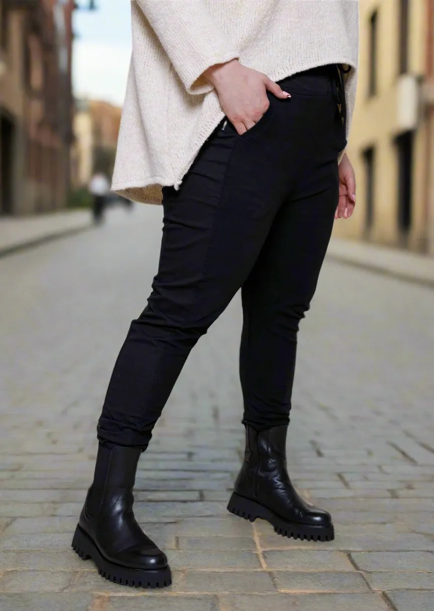 THE ULTIMATE BLACK JOGGERS CURVE